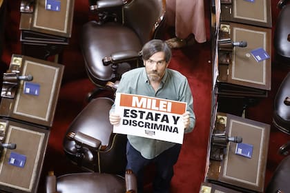 Nicolás Del Caño, diputado de izquierda, llevó un cartel con la leyenda "Milei estafa y discrimina"