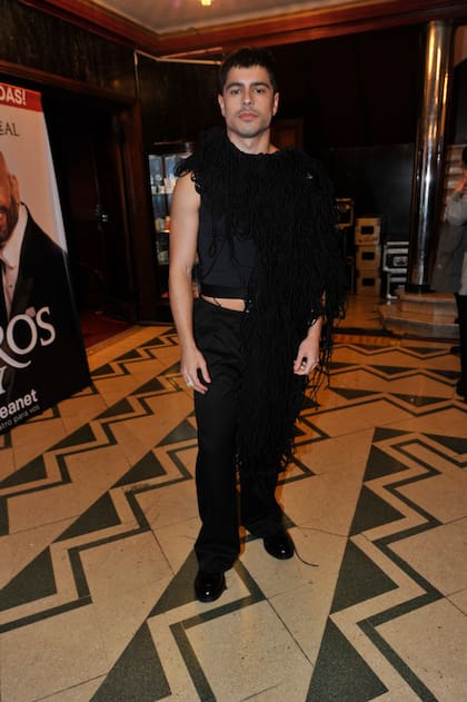 Nicolás Di Pace, también protagonista de Heathers, sorprendió con una prenda de flecos arriba de su outfit