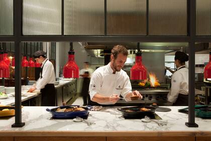 Nicolás Díaz Rosaenz en acción en la cocina a la vista de Elena. Gentileza Four Seasons Hotel Buenos Aires