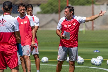 Nicolás Diez es el entrenador de Argentinos Juniors, uno de los seis clasificados a octavos del Apertura