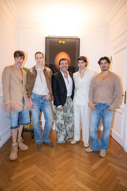 Nicolás Dipace, Francisco Villa Picasso, Luca Bertoldo Menem y Felipe Hurtado rodean al dueño de casa