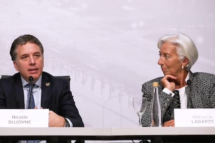 Nicolás Dujovne, ministro de Hacienda, junto a Christine Lagarde, directora gerente del FMI
