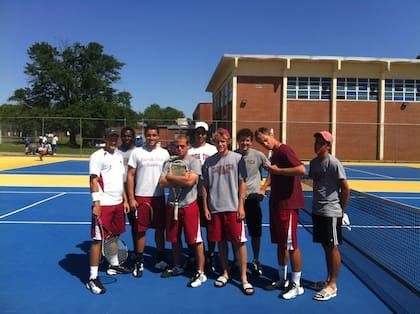 Nicolás, el último a la derecha con gorra y remera gris, junto a su grupo de amigos de Florida Tech