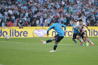 Nicolás Fernández convierte el penal para el 2-2 de Belgrano
