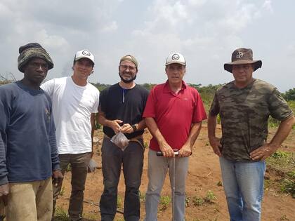 Nicolás Fernández Llorente (de remera roja) en Costa de Marfil junto a un grupo de productores