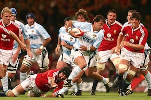Nicolás Fernández Miranda encabeza el ataque de los Pumas ante los British Lions, en un encuentro jugado en 2005
