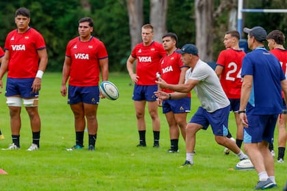 Nicolás Fernández Miranda, que vuelve al rugby juvenil como coach de los Pumitas, en su salsa: abriendo juego