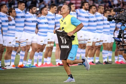 Nicolás Fernández Miranda retira la camiseta que los All Blacks les ofrendaron a los Pumas en respeto por la muerte de Diego Maradona.