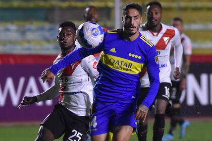 Nicolás Figal lucha por la pelota con Jonathan Borja