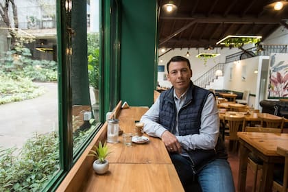 Nicolás Franceschelli, propietario de Santa Roseta, sentado en una de las barras con vista al jardín.