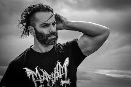 Nicolás Francis es diseñador gráfico y narrador; "Octubre 94'" es su primera novela