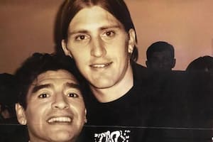 Nicolás Frutos con Diego Maradona en el festejo del cumpleaños 45 del crack, al que el 10 lo invitó luego de que el goleador le rechazara una invitación a comer por "respeto" a su "profesión".