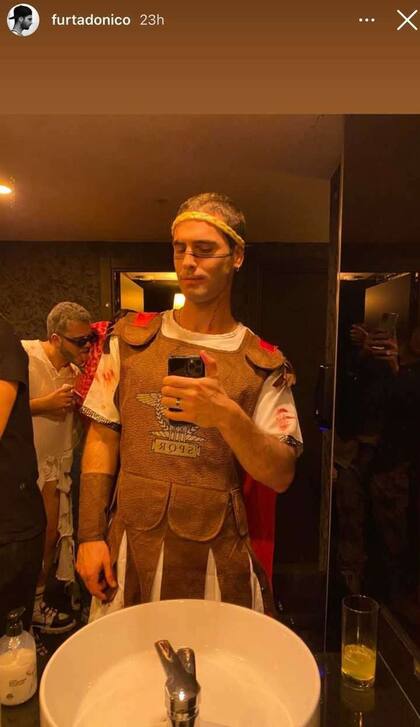 Nicolás Furtado asistió a una fiesta de Halloween en Madrid vestido como vikingo