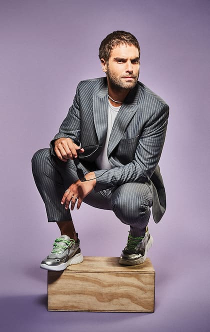 Nicolás Furtado en la producción de fotos con Rolling Stone