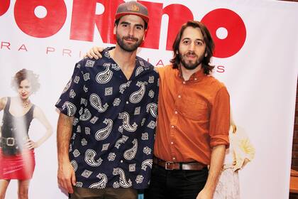Nicolás Furtado y Martín Piroyansky posaron para los fotógrafos en la presentación oficial del film Porno para principiantes