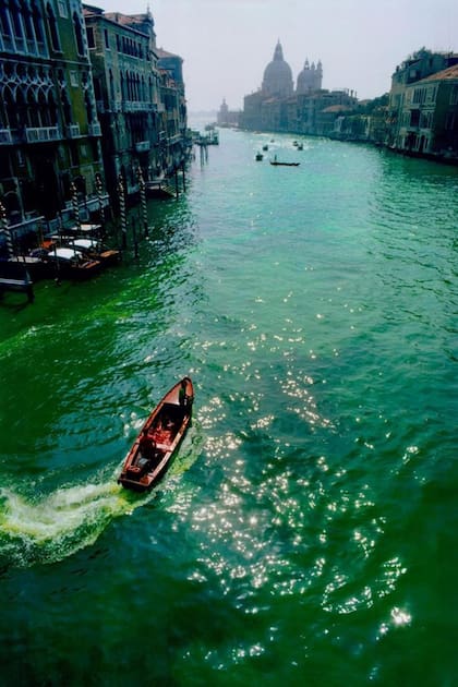 Nicolás García Uriburu. Registro de la coloración del Gran Canal de Venecia, el 19 de junio de 1968. Acciones similares se replicarían luego en otras ciudades, con connotaciones ecológicas