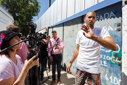 Nicolás Gil Pereg, interpelado por la prensa frente a su casa