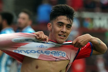 El festejo con la camiseta de Argentinos Juniors, después de convertirle a Gimnasia y Esgrima de Jujuy el gol que le dio el ascenso al club de la Paternal, en 2017; Gabriel Heinze, el entrenador de aquel plantel, en lo más alto en la consideración de Nicolás González