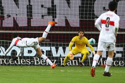 Nicolás González, elasticidad pura. La pelota superará a Yann Sommer, arquero suizo de Borussia Monchengladbach y se transformará en gol de Stuttgart.