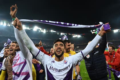 Nicolás González encabeza la celebración de los jugadores de Fiorentina, tras el triunfo sobre Basilea que lo pone en la final de la Conference League.