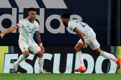 Los goleadores argentinos camino a Qatar 2022: Lautaro Martínez se asocia al festejo de Nicolás González, la revelación, que marcó en la doble fecha final contra Paraguay y con Perú