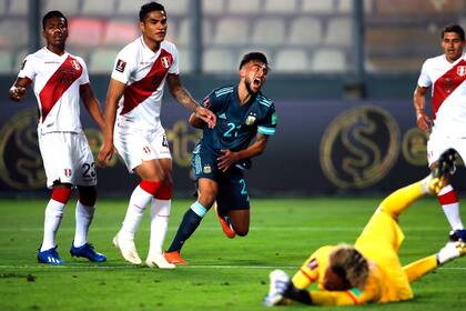 Nicolás González festeja su gol contra Perú en el estadio Nacional de Lima, en el último triunfo argentino, en noviembre. El delantero de Stuttgart se recupera de una lesión.