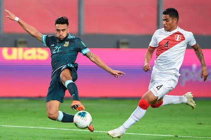De cabeza frente a Paraguay y con un remate de zurda y cruzado ante Perú, las definiciones de Nicolás González con la camiseta de la selección