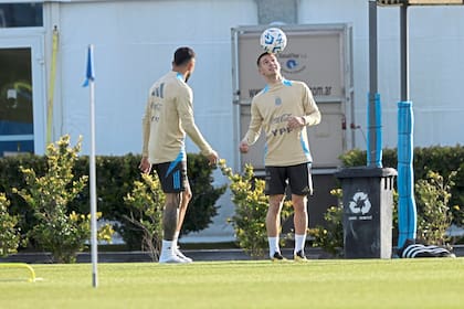Nicolás González y Mastantuono en un instante de distensión en la práctica del martes; Scaloni amplía el espectro del plantel con nuevos nombres, pensando en el Mundial.