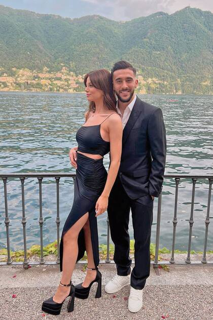 Nicolás González y su pareja, Paloma Silberbeg, con el lago di Como a sus espaldas.