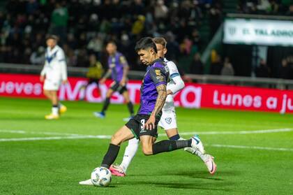 Nicolás Hernández, defensor central de Banfield, es presionado por Romero, delantero de Vélez