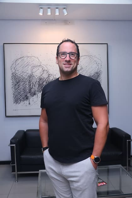 Nicolás Isola es filósofo, tiene un PhD, ha sido consultor de la UNESCO y trabaja como Coach Ejecutivo y consultor