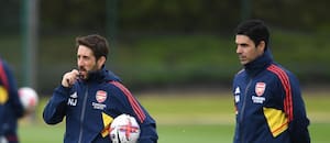 El gurú del cuerpo técnico de Arsenal: cobra por cada gol de pelota parada y los hinchas lo veneran como a un ídolo