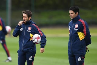 El gurú del cuerpo técnico de Arsenal: cobra por cada gol de pelota parada y los hinchas lo veneran como a un ídolo