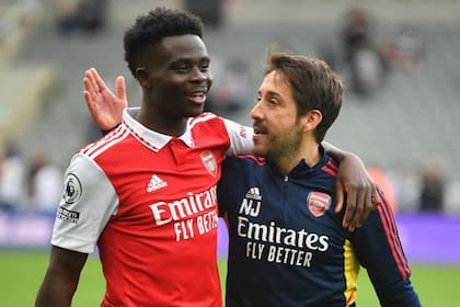 Nicolás Jover junto con Bukayo Saka