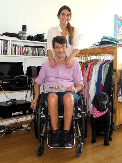 Nicolás junto a Bárbara, su novia, y Sofía, su perra