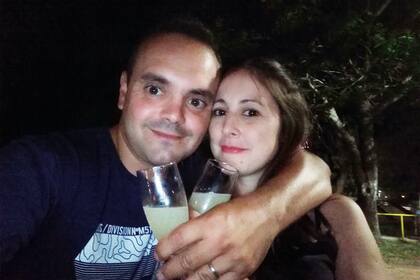 Nicolás, junto a su enamorada.