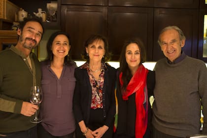 Nicolas junto a sus hijos y su esposa: de izq. a derecha, Ernesto, Laura, Elena y Adrianna