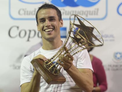Nicolás Kicker con su título en Guayaquil