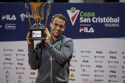 Nicolás Kicker, en octubre de 2017, conquistó el Challenger de Buenos Aires al derrotar a Horacio Zeballos en la final en el club El Abierto, en el barrio de Saavedra.
