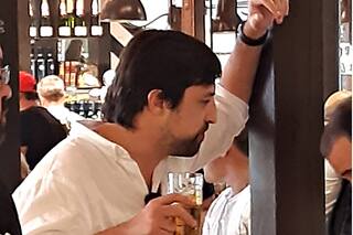 Se viralizó una foto de Kreplak en Madrid en medio del debate por los viajes al exterior