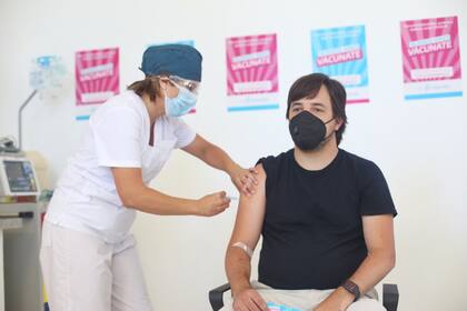 Nicolás Kreplak, viceministro de Salud bonaerense, al ser inoculado con la segunda dosis de la vacuna rusa