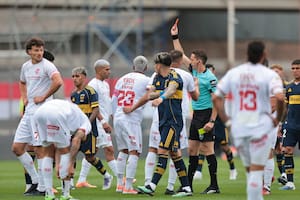 Nicolás Lamolina acaba de expulsar a Iván Tapia, el hijo del presidente de la AFA, durante el partido entre Barracas Central y Boca; el árbitro no figura en las designaciones para el próximo fin de semana de la Liga Profesional