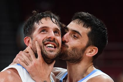 Nicolas Laprovittola y Facundo Campazzo celebran la victoria Argentina. 