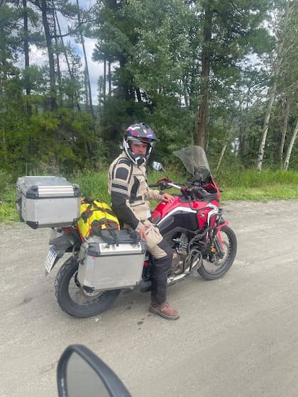 Nicolás Lara en su Honda modelo África Twin. Foto: Nicolás Lara (El País Uruguay)