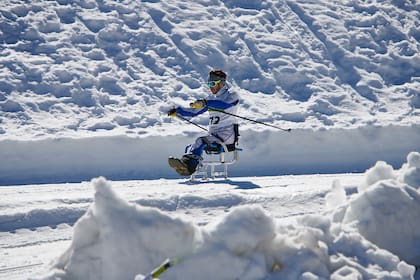Nicolás Lima comenzó a esquiar en 2018, cuando un equipo de esquí de Brasil, que entrenaba en Ushuaia, le prestó una silla para hace esquí adaptado