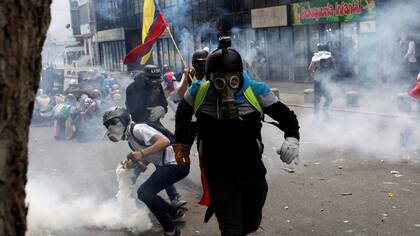 Nicolás Maduro continuó ayer su proceso constituyente casi en soledad, sin el apoyo del chavismo crítico, con el rechazo internacional y amparado en un nuevo capítulo violento contra miles de opositores, que fueron hostigados y perseguidos con rabia en las calles de Venezuela