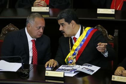 Diosdado Cabello conversa con Nicolás Maduro