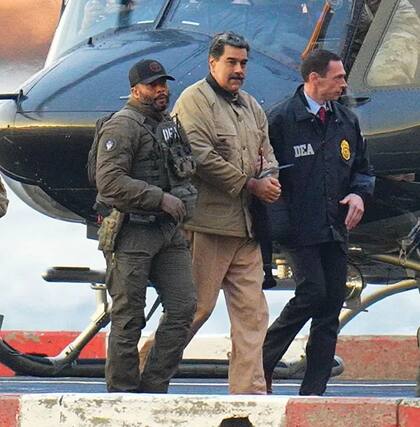 Nicolás Maduro desciende del helicóptero en Estados Unidos tras su captura en Caracas