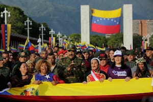 Nicolás Maduro encabezó una marcha en repudio al despliegue militar de Estados Unidos en el Caribe