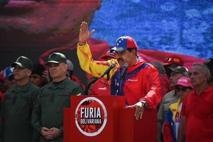 Nicolás Maduro habla desde un atril bajo el eslogan "Furia bolivariana" 
